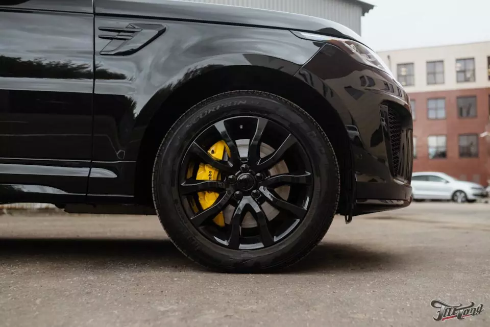 Range Rover Sport. Установка бамперов SVR, новая оптика, окрас дисков и суппортов, обслуживание тормозной системы.